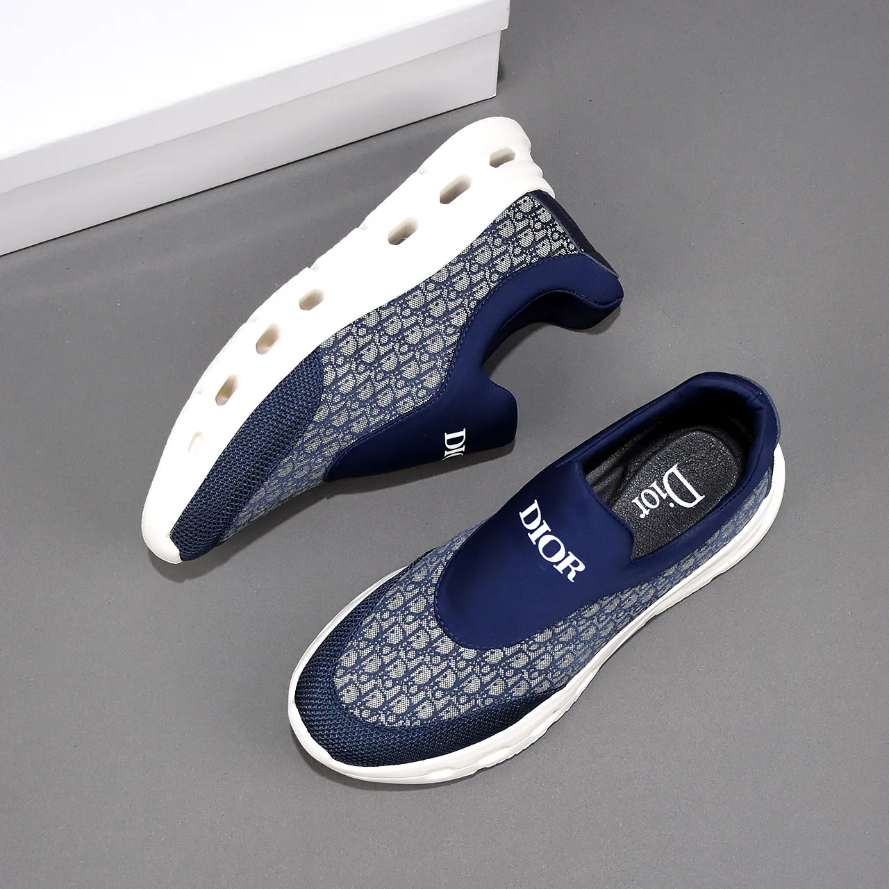 PP420🍒🍒🍒Dior's new 🆕low-cut casual sneakers, made of breathable mesh, with brand signature details on the shoe collar to enhance style. Fashionable and versatile, it can complement any look. With a sophisticated design that is both dynamic and modern, this new must-have shoe adds a new dimension to Dior's legacy, displaying modern elegance. Men's shoes 38-44 45🉑️customized
